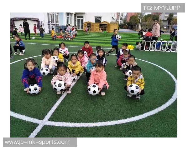 快乐学习与运动结合的一二年级足球游戏活动方案分享